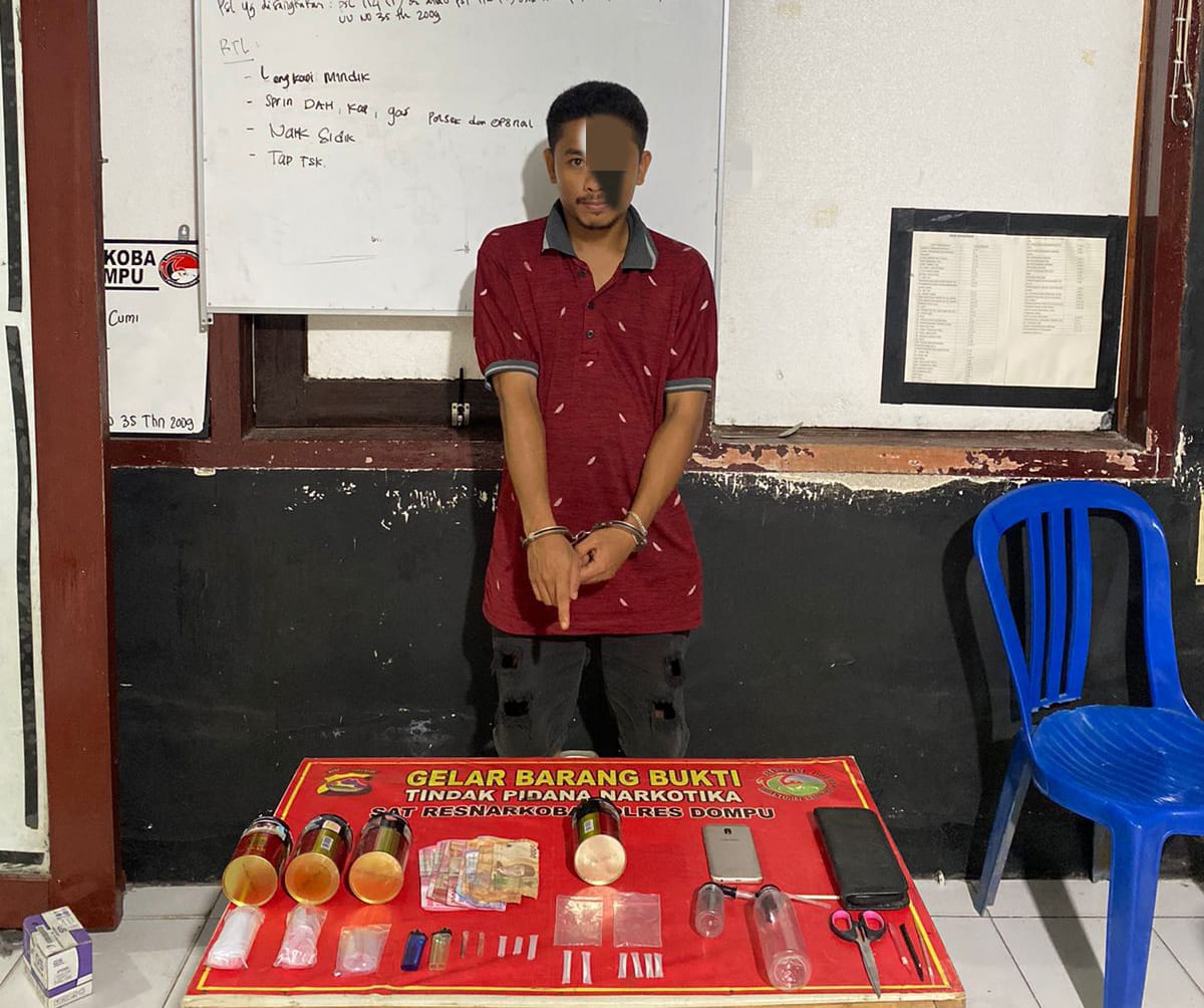 Pelaku A diamankan bersama barang bukti sabu di Polres Dompu, Kamis (16/10).