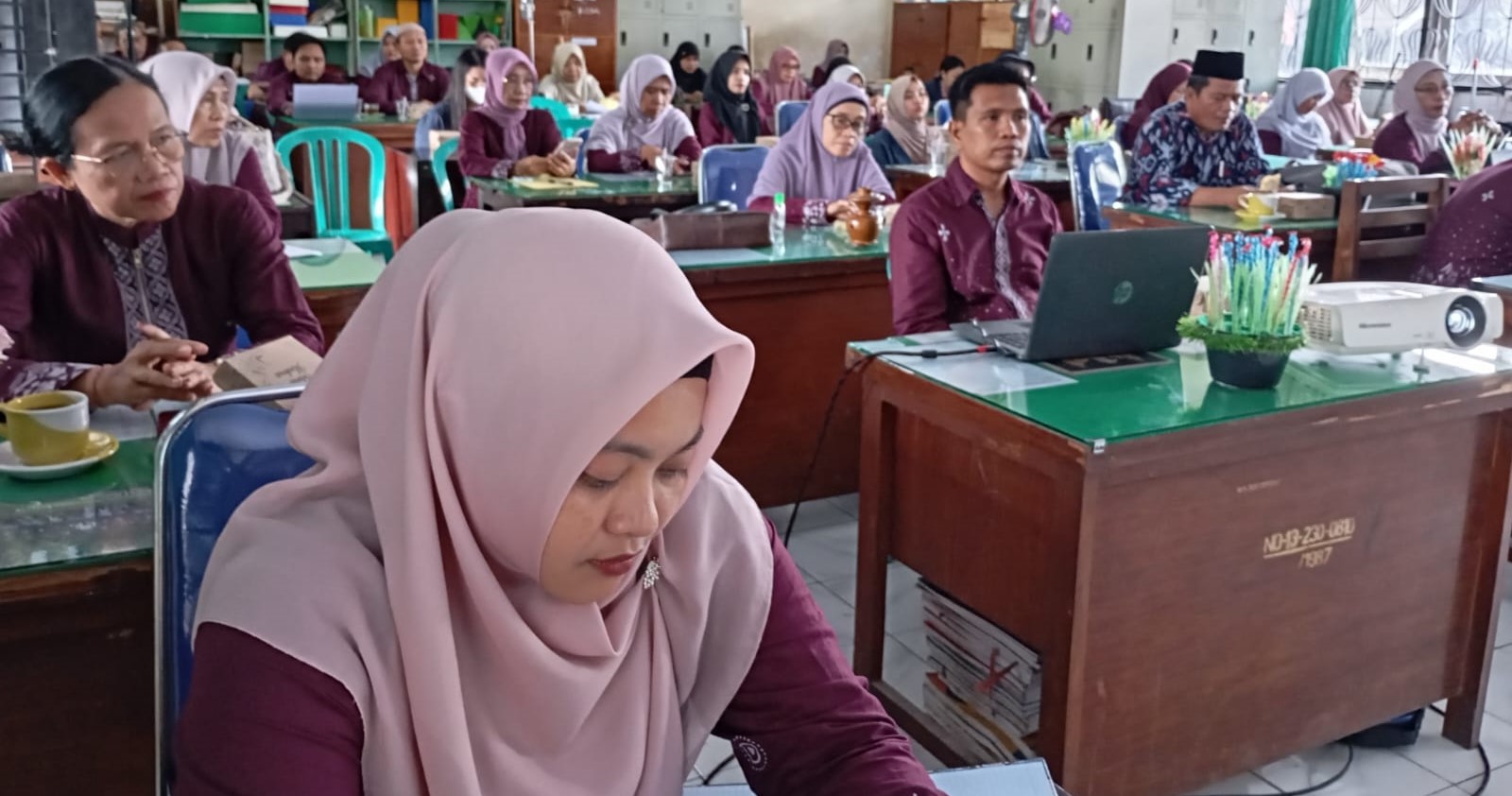 Para guru SMPN 12 Mataram saat mengikuti workshop review dan revisi kurikulum sekolah serta penyusunan administrasi pembelajaran di aula sekolah setempat. Tamsil PTT dan GTT Mataram segera cair.
