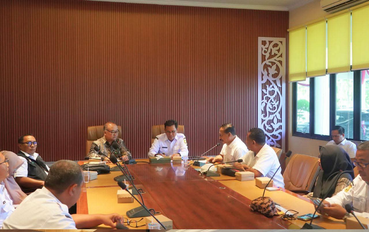 Bupati Sumbawa Syarafuddin Jarot menghadiri Sosialisasi Program Perumahan bagi ASN Kabupaten Sumbawa yang berlangsung di ruang rapat Hasan Usman Lantai I kantor bupati setempat, Rabu (15/10).