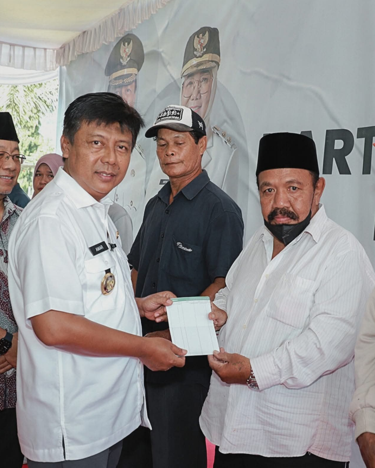 Bupati KSB Amar Nurmansyah menyerahkan Kartu Sumbawa Maju kepada salah seorang pelaku UMKM, kemarin.