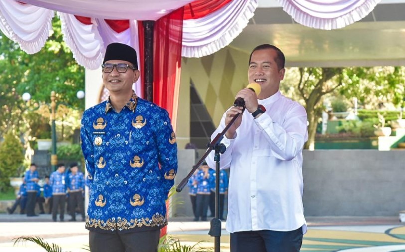 BANTUAN: Gubernur NTB Lalu Muhamad Iqbal bersama Wali Kota Mataram Mohan Roliskana saat penyerahan bantuan pengelolaan sampah di Lapangan Sangkareang, Kota Mataram, Jumat (17/10).