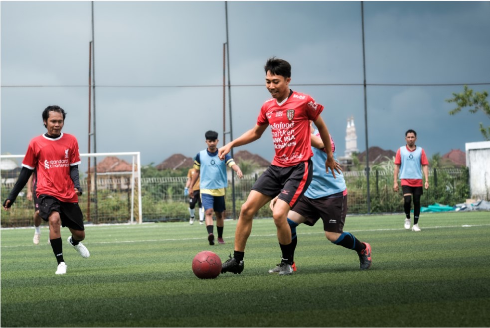 Seorang pemain mini soccer bermain di lapangan DCM Mandalika, Kota Mataram, Jumat (17/10).