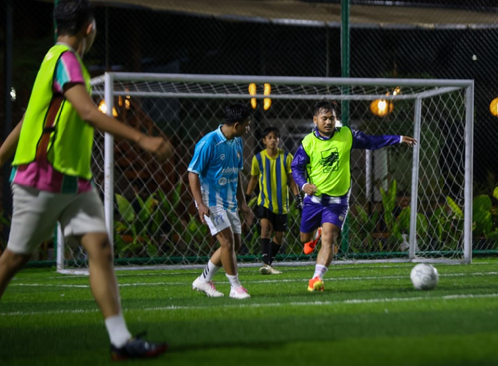 Beberapa member bermain mini soccer di lapangan Olympico, Sayang-sayang, Kota Mataram.
