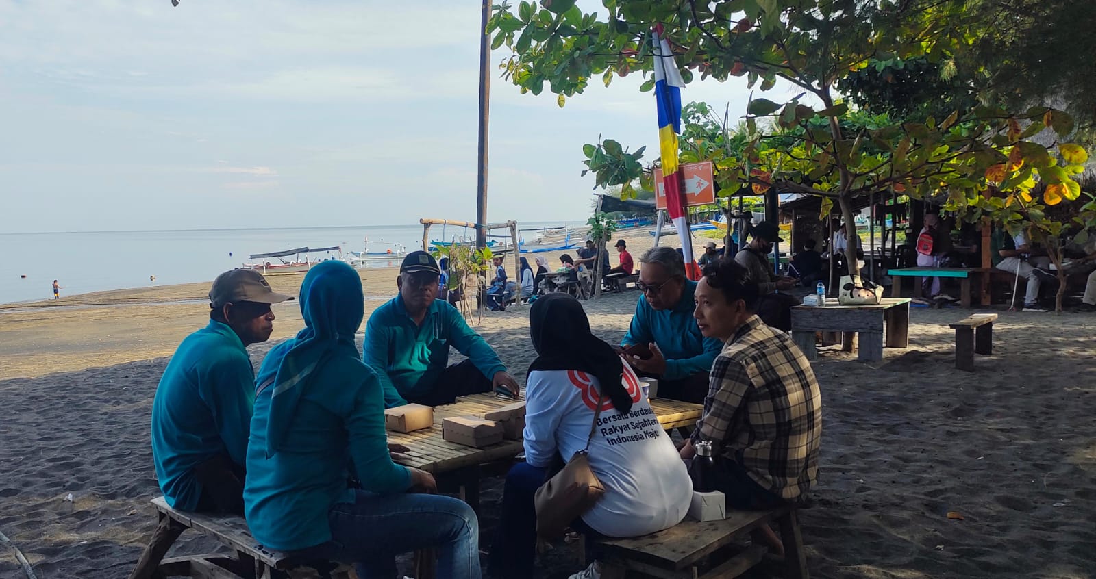TAWARKAN KULINER: Beberapa wisawatan berkunjung ke Pantai Bintang. Destinasi ini menjadi pilihan favorit masyarakat.