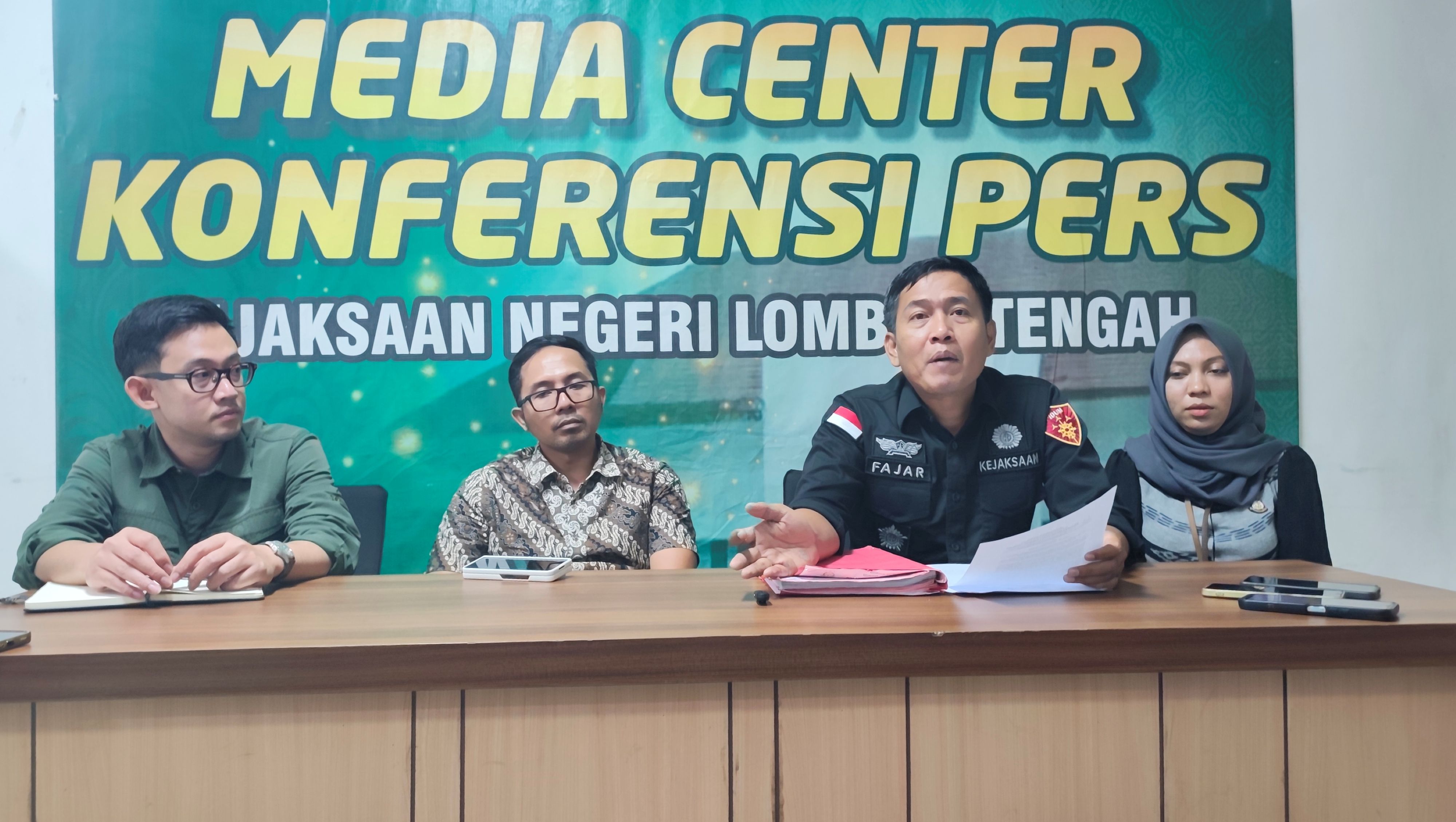 Kepala Seksi Tindak Pidana Umum Kejari Loteng Fajar Said (dua kanan) bersama Kepala Seksi Intelijen Kejari Loteng I Made Juri Imanu (dua kiri) menjelaskan penanganan perkara perlindungan anak