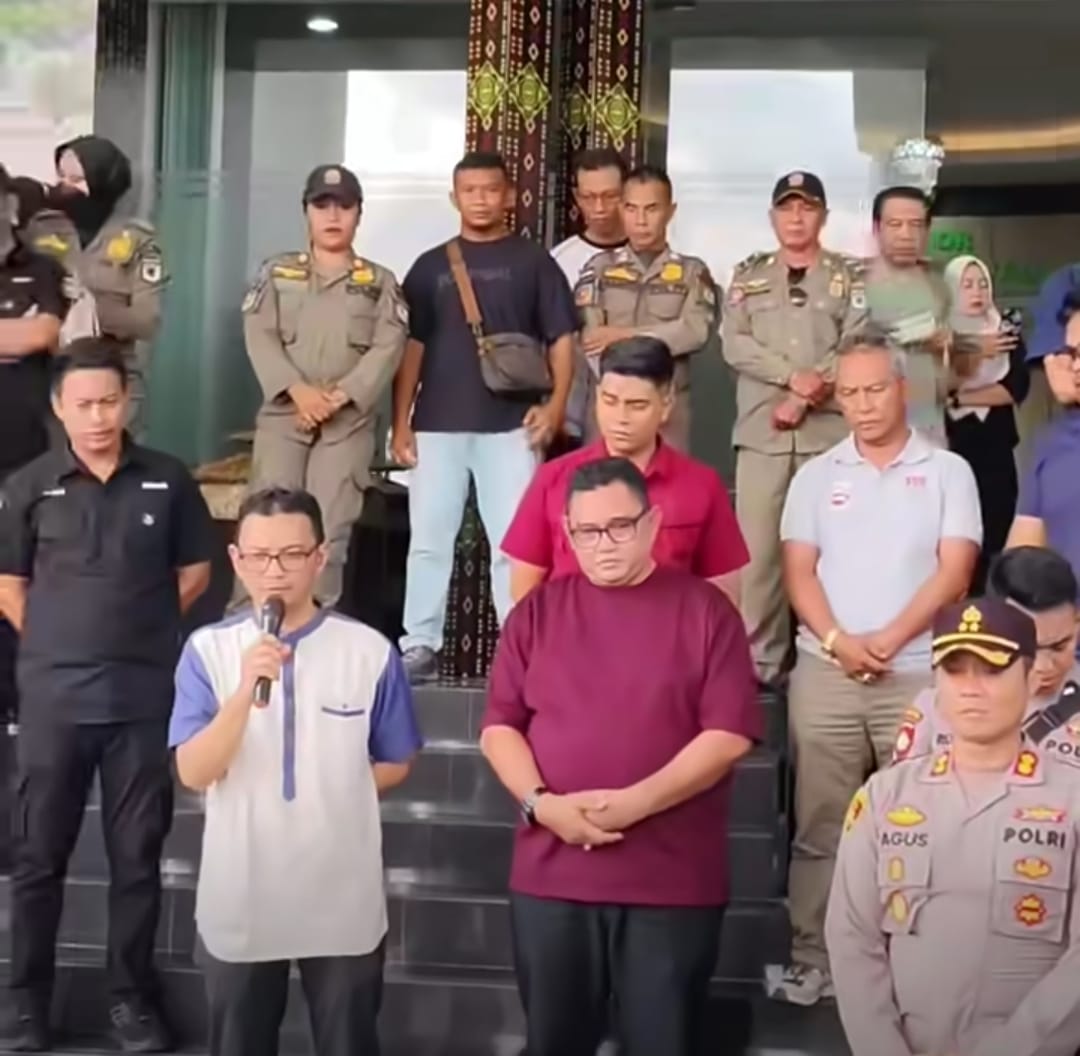 SIKAP GENTLE: Direktur RSUD Lombok Utara drg. Nova Budiharjo mengumumkan pengunduran dirinya di hadapan massa aksi, Jumat (17/10).