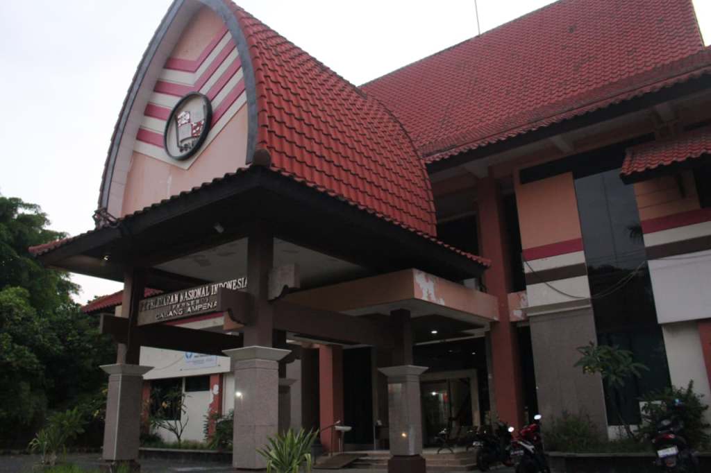 TERIMA LAPORAN: Sejumlah kendaraan terparkir di depan kantor Ombudsman RI Perwakilan NTB, Jumat (17/10).&nbsp;