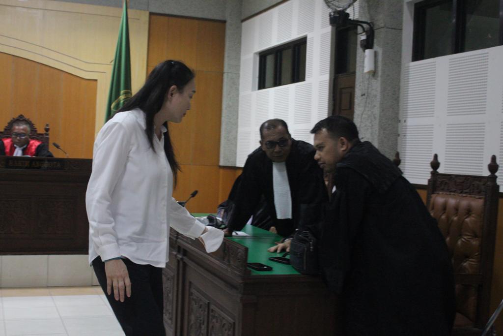 MELAWAN: Terdakwa Isabel Tanihaha berkoordinasi dengan penasihat hukumnya usai menjalani sidang putusan di PN Tipikor Mataram, beberapa waktu lalu.&nbsp;