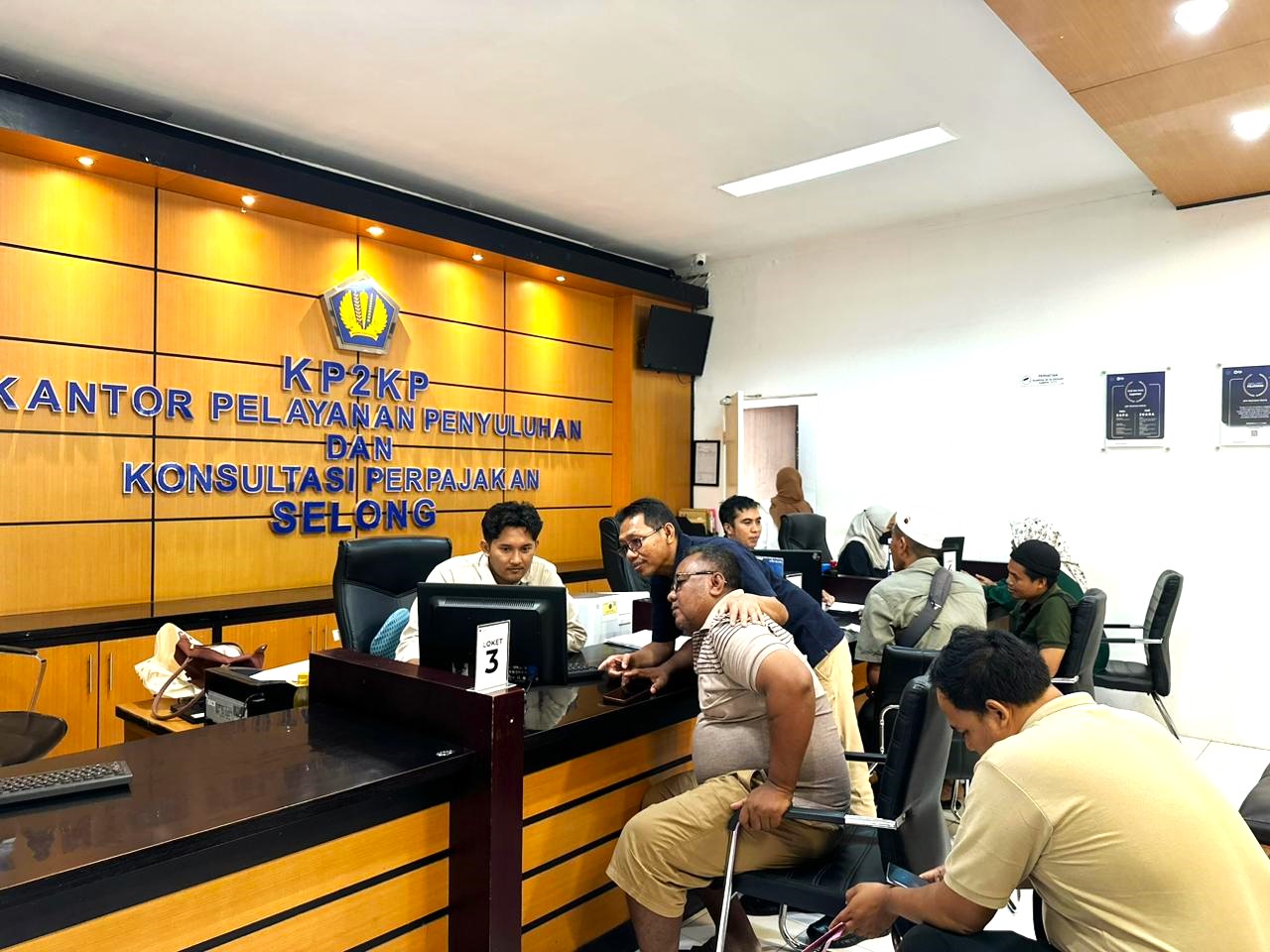 Suasana pelayanan pembayaran pajak di Kantor DJP Nusra, di Mataram, belum lama ini.