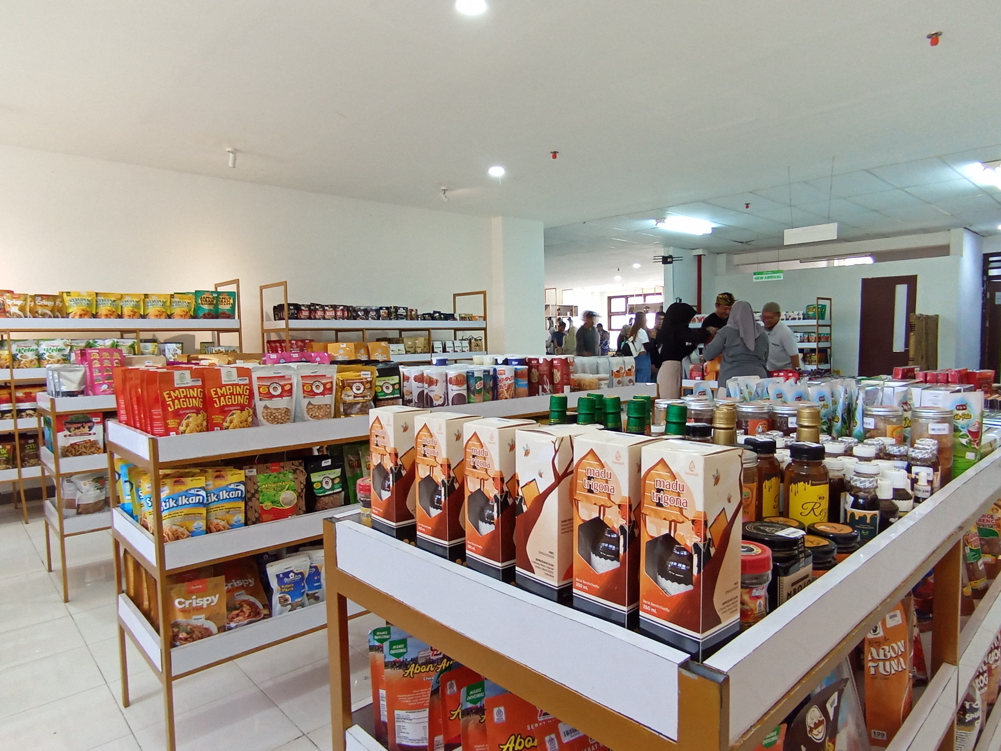 Produk-produk UMKM NTB yang dipasarkan di etalase NTB Mall, Mataram, beberapa waktu lalu.