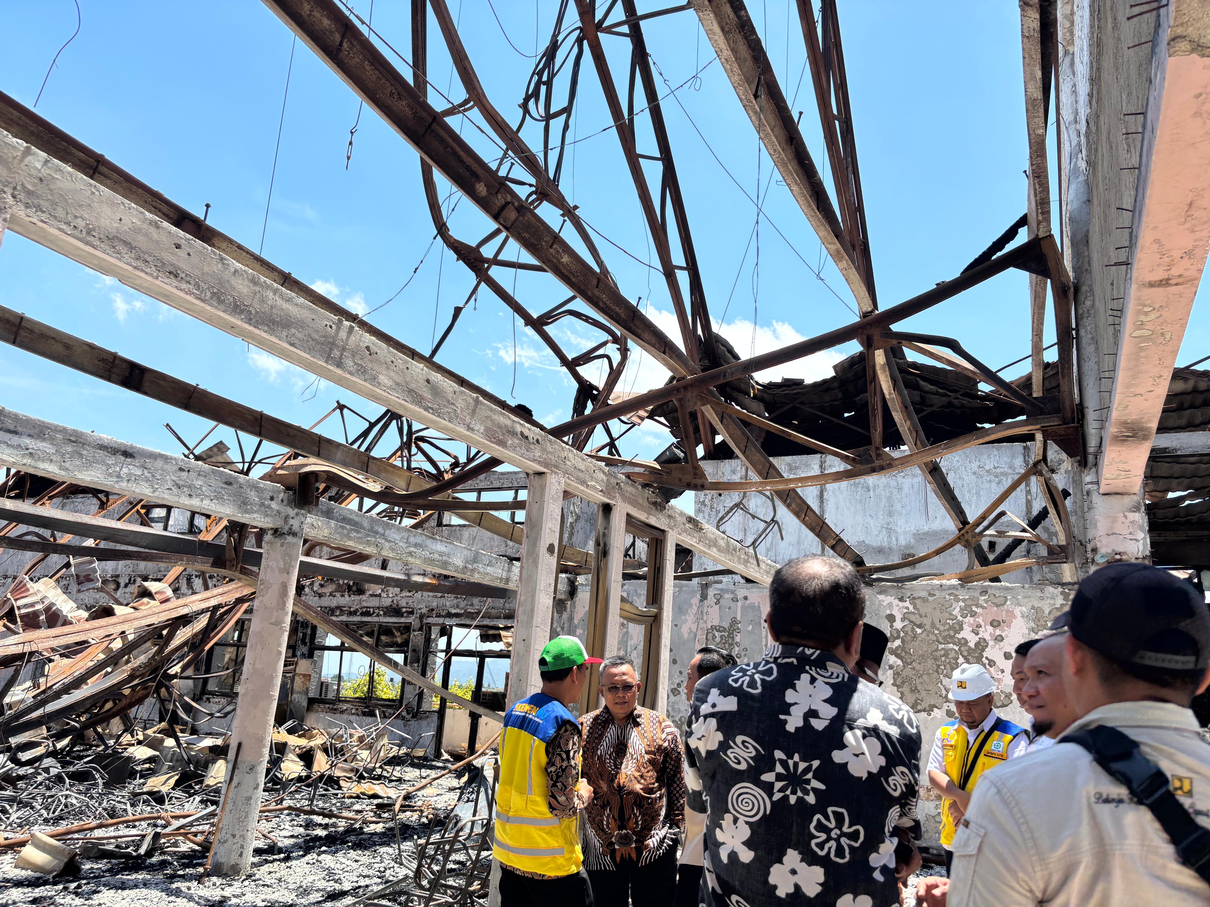 BUTUH PENANGANAN: Puing-puing yang masih tersisa dari gedung utama DPRD NTB yang dibakar massa demonstrasi, beberapa waktu lalu.