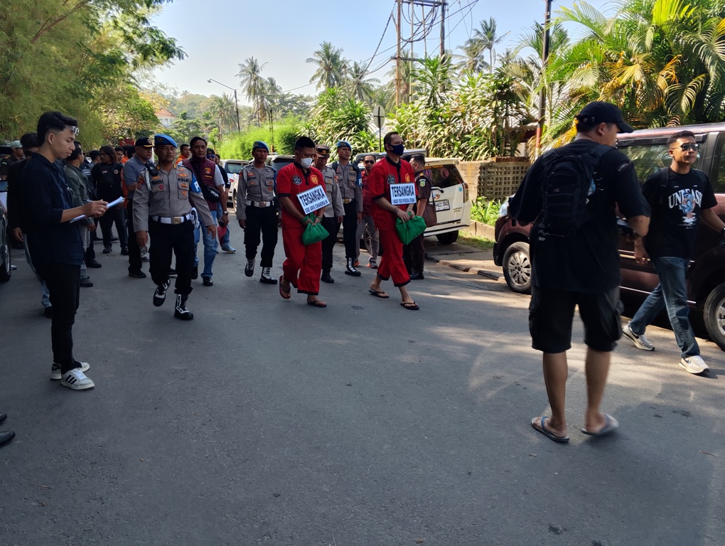 BERKAS SUDAH DIKIRIM KE PENGADILAN: Dua tersangka kasus pembunuhan Brigadir Nurhadi, Ipda Haris dan Kompol Yogi berjalan saat melakukan rekonstruksi, beberapa waktu lalu.&nbsp;