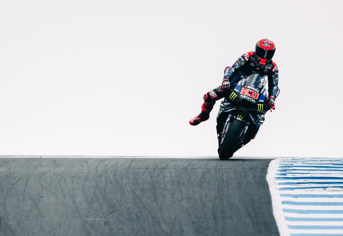 Fabio Quartararo rebut pole MotoGP Australia 2025 dari Marco Bezzecchi. Jack Miller start ketiga, Bagnaia dan Binder kena penalti grid.