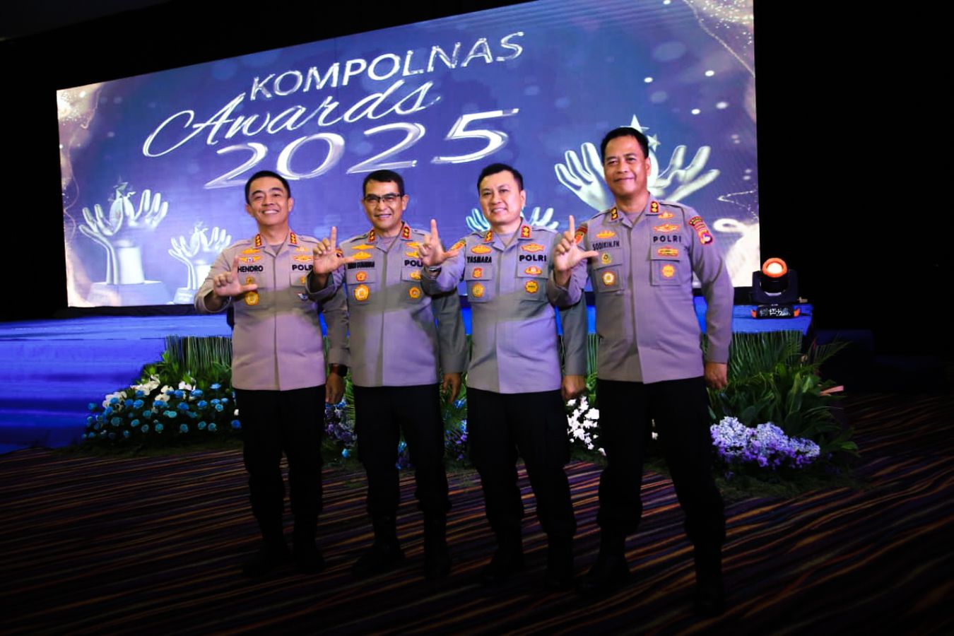 Kapolresta Mataram Kombes Pol Hendro Purwoko (kiri) bersama Kapolda NTB Irjen Pol Hadi Gunawan (dua dari kiri) dan kapolres Lombok Barat serta kapolres Dompu pada acara Kompolnas Award 2025.