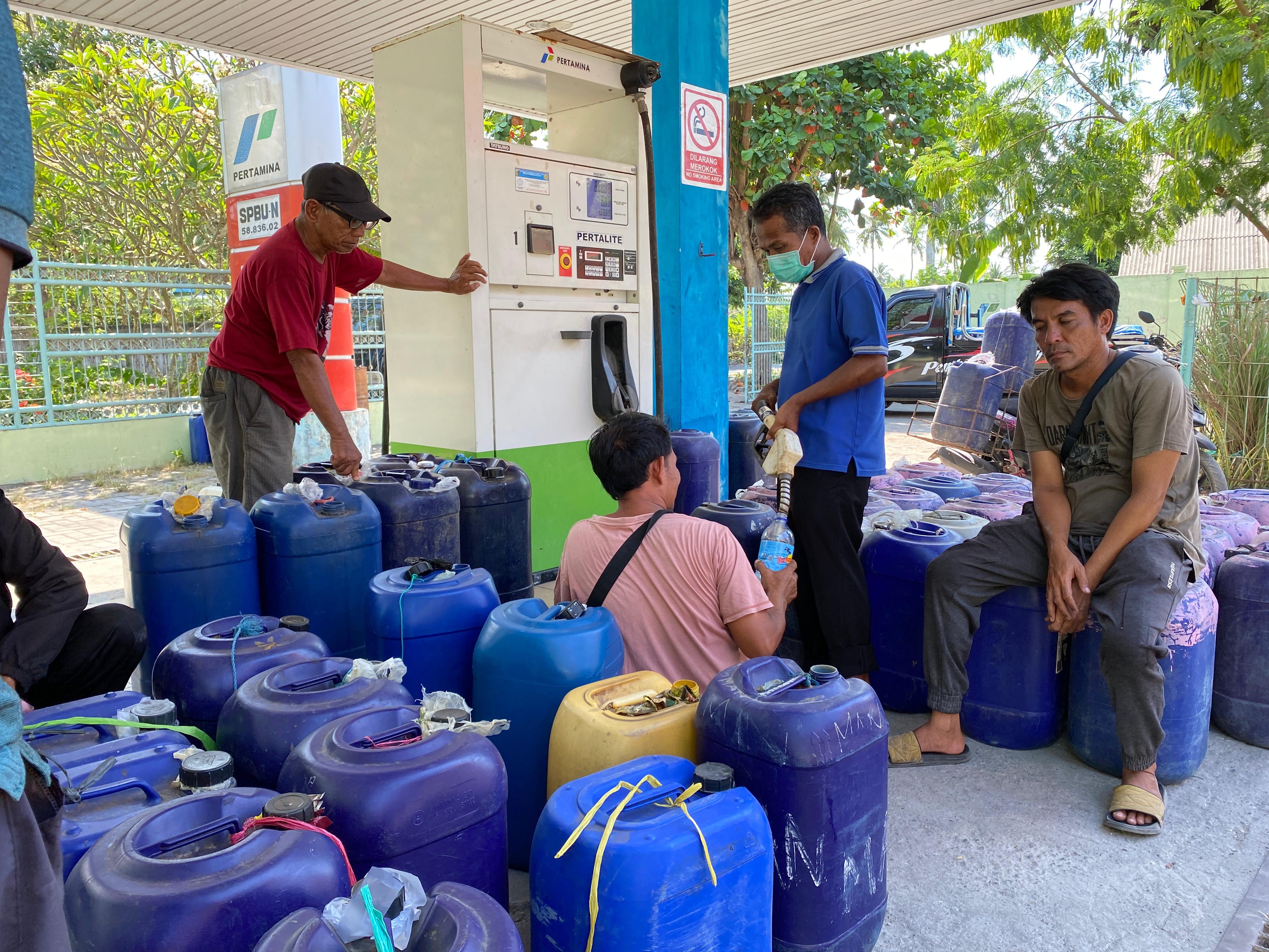 Sejumlah nelayan di Lombok Timur sedang mengantre untuk mengisi BBM subsidi di SPBUN miliki PT Energi Selaparang di Labuan Haji, Jumat (17/10).