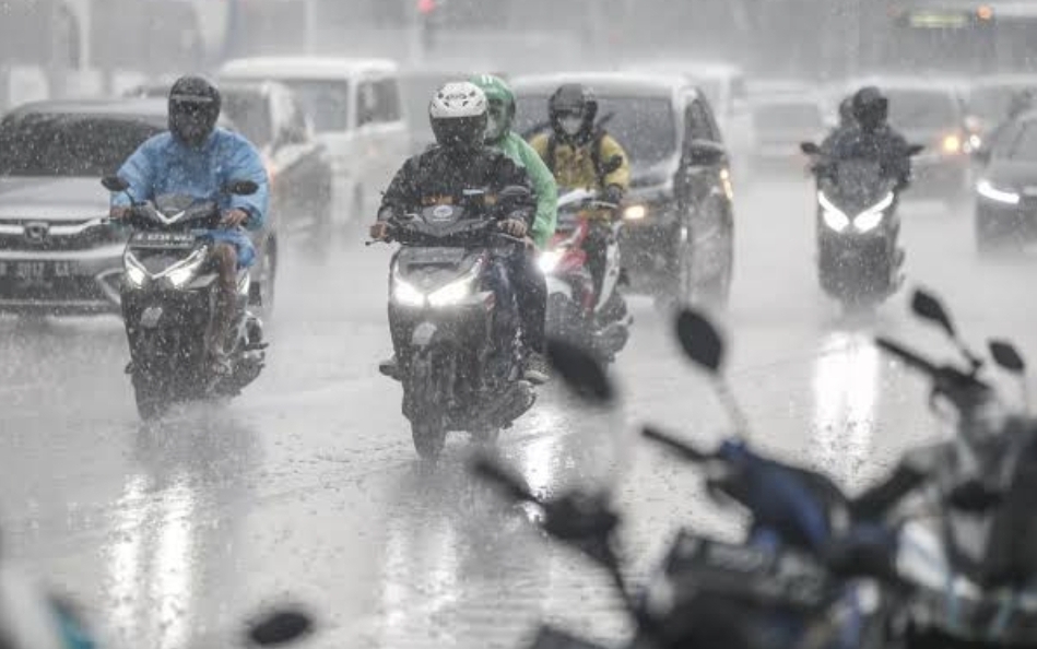 BMKG mengingatkan agar masyarakat tetap waspada terhadap potensi cuaca ekstrem yang bisa berubah cepat. (Foto: JawaPos)