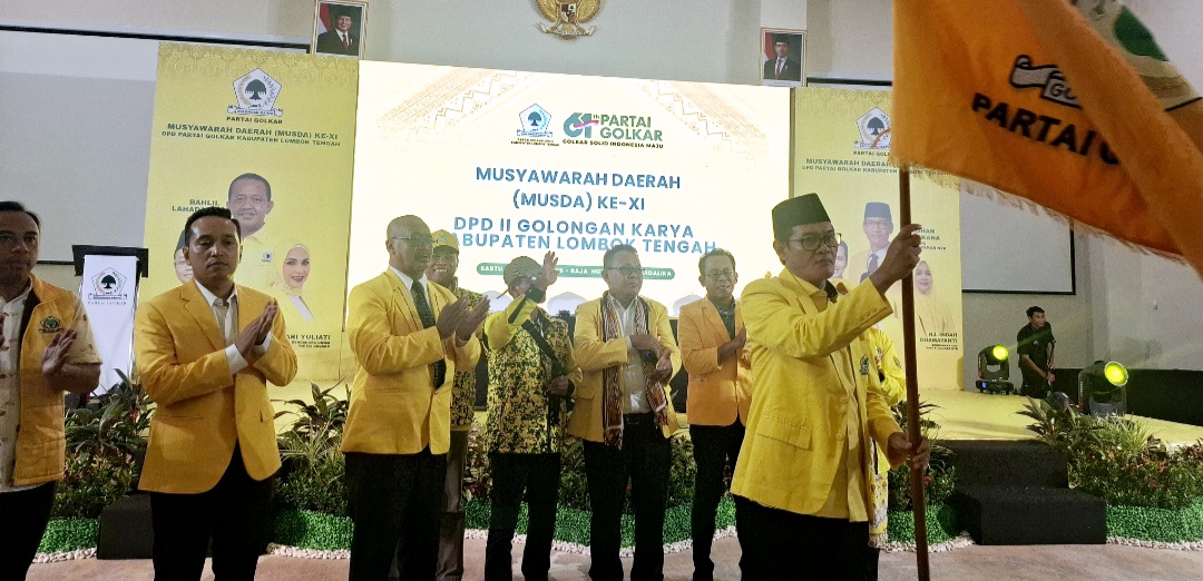 HM Nursiah mengibarkan pataka Partai Golkar usai ditetapkan sebagai ketua DPD II Golkar Loteng periode 2025-2030 dalam Musda di Hotel Raja Mandalika, Sabtu (18/10).