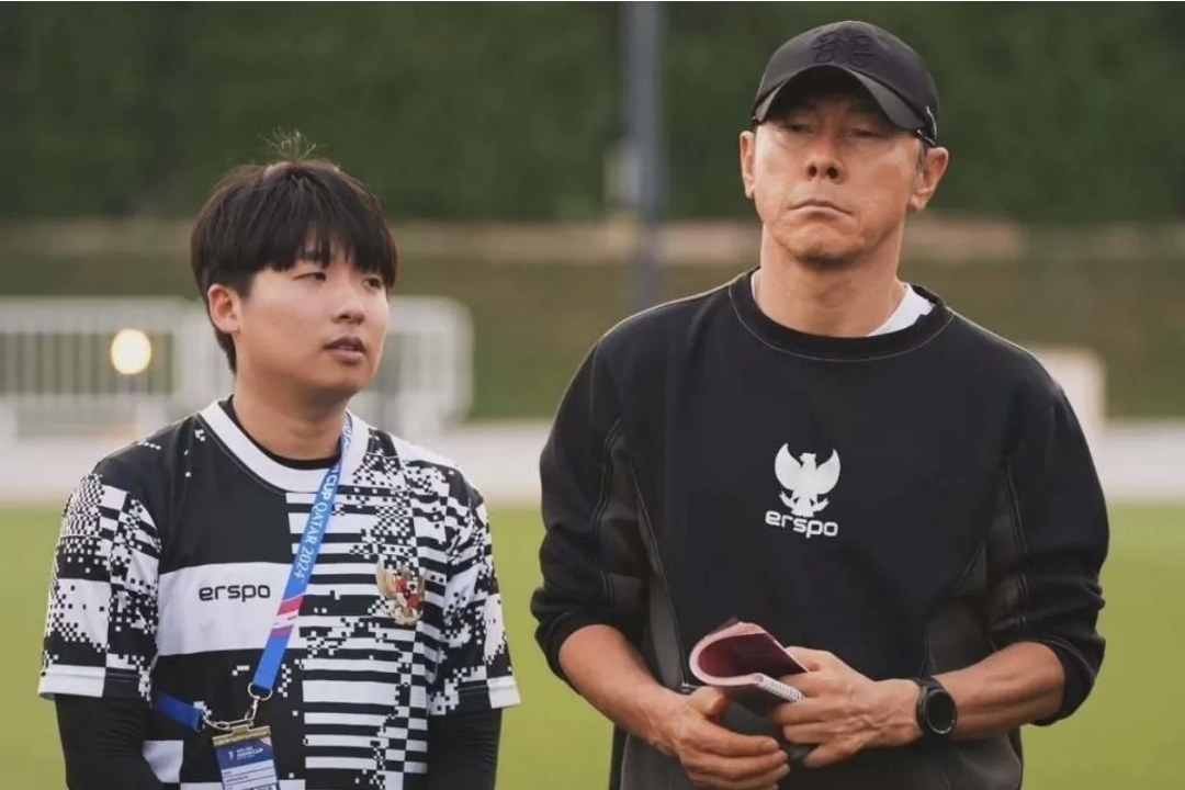 Jeje saat mendampingi Shin Tae-yong. (Foto: JawaPos)