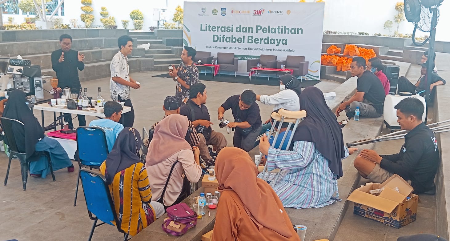 Sebagian peserta Literasi dan Pelatihan Difabel Berdaya nampak antusias mengikuti praktek ketrampilan barista di Kantor Pusat Bank NTB Syariah.