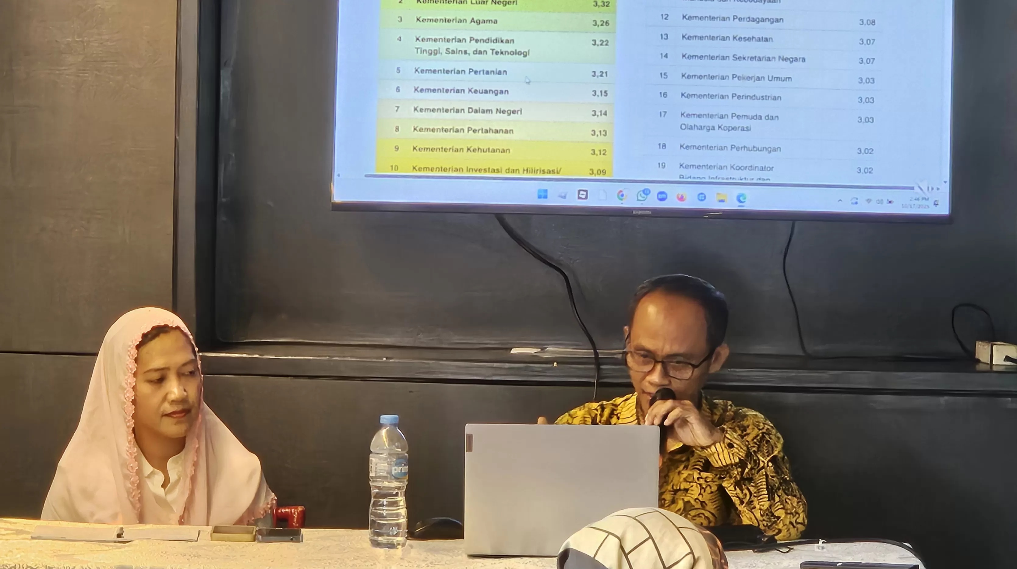 Direktur Eksekutif IndoStrategi, Ali Noer Zaman, menggelar konferensi pers hasil riset IndoStrategi terkait potret satu tahun pemerintahan Prabowo-Gibran di Jakarta, Jumat (17/10).  (FOTO: Jawapos)