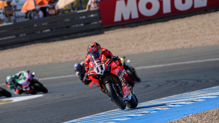Nicolo Bulega menang di Race 1 Jerez dan menunda gelar Toprak Razgatlioglu. Perebutan juara WorldSBK 2025 berlanjut hingga hari terakhir.