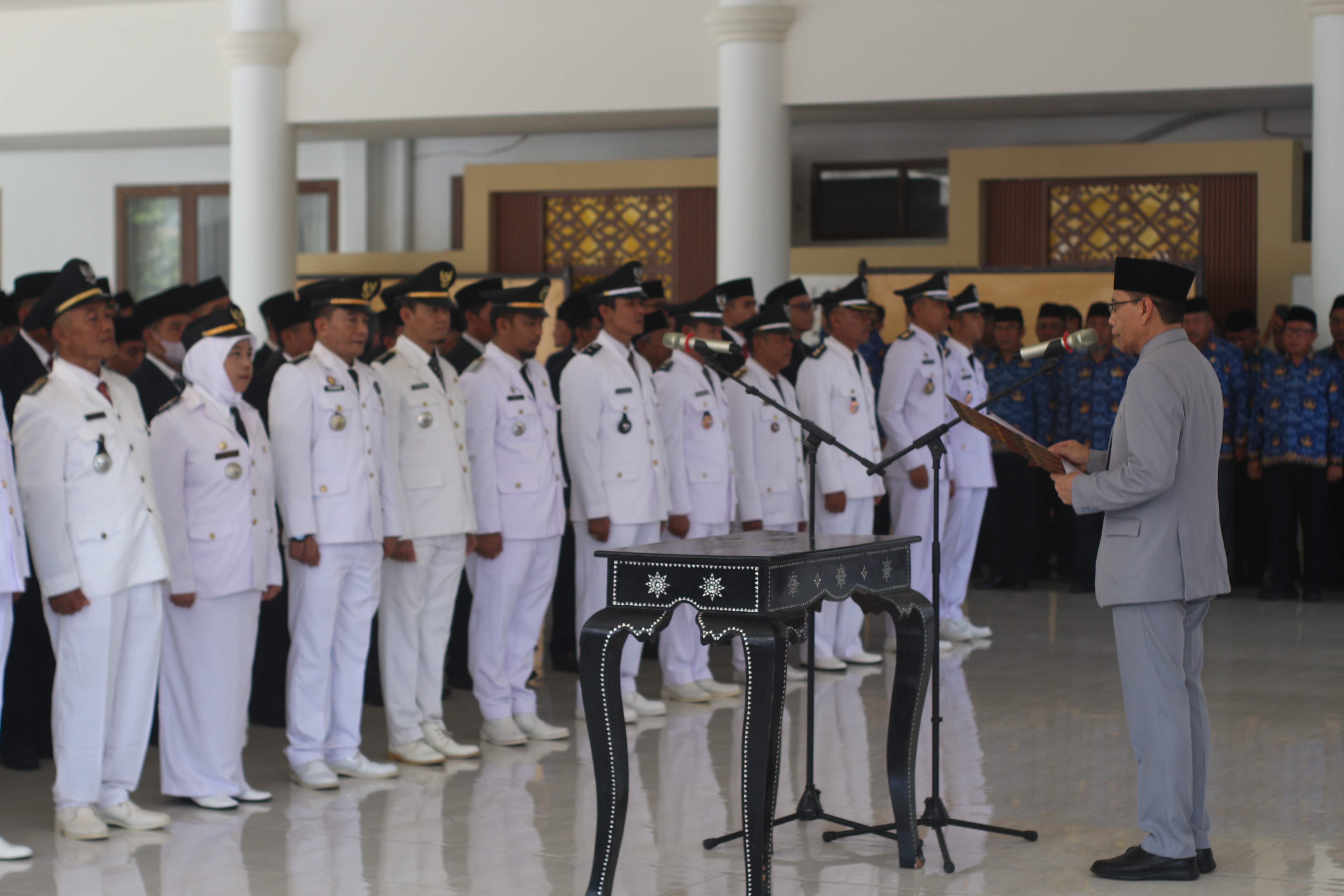 Wakil Bupati Lotim Moh. Edwin Hadiwijaya saat memimpin sumpah jabatan ratusan pegawai Administrator dan pengawas di lingkungan Pemerintah Kabupaten Lotim di Pendopo Bupati Lotim, Jumat (18/10).
