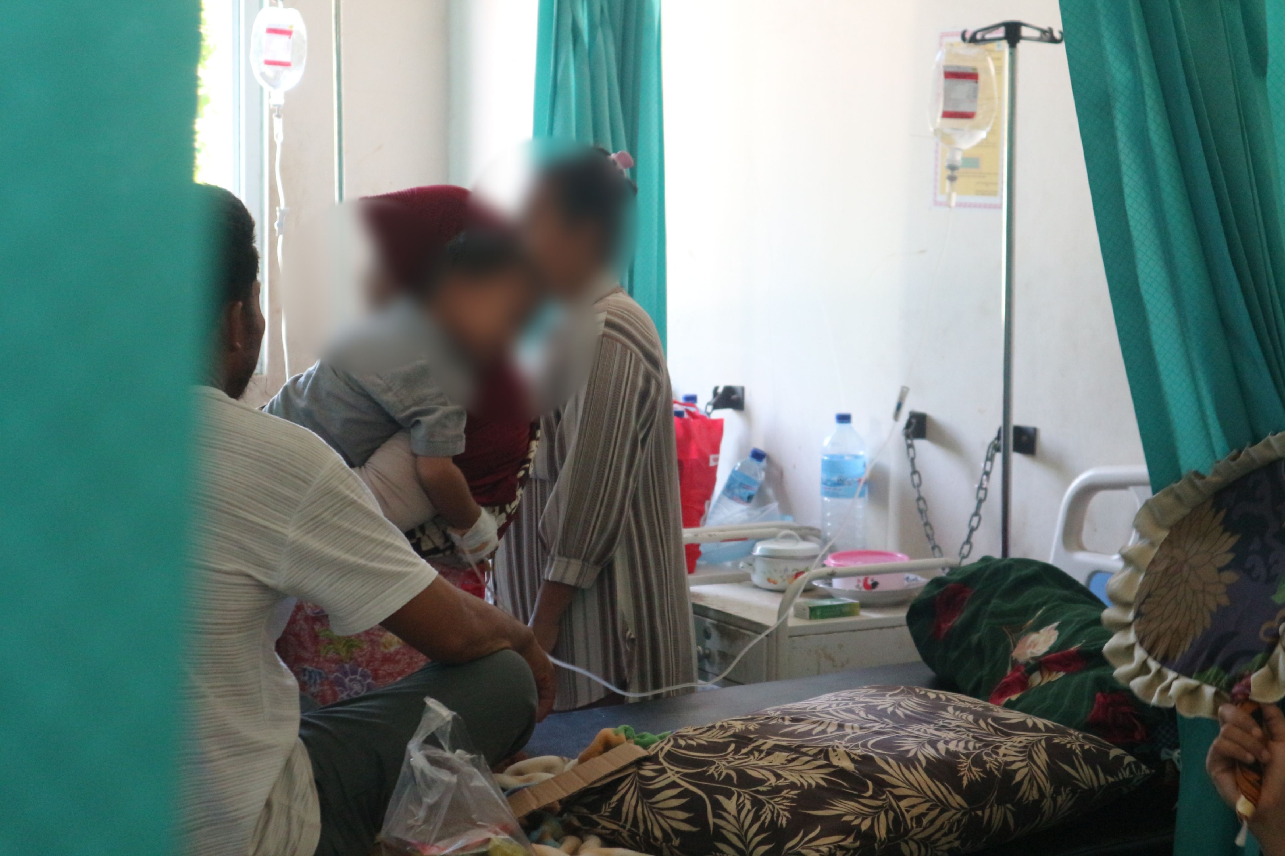 Salah seorang anak sedang menjalani perawatan di Puskesmas Batuyang, Kecamatan Pringgabaya karena diduga keracunan MBG.