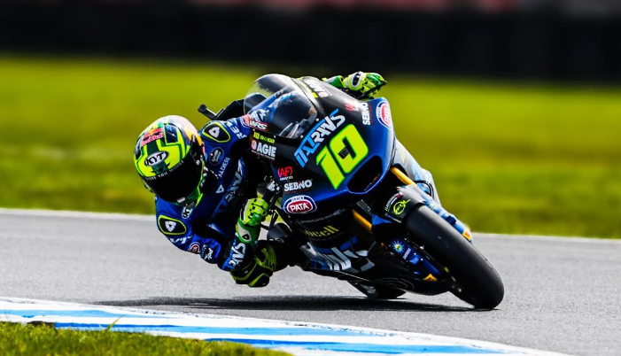 Diogo Moreira rebut pole Moto2 Australia 2025 di Phillip Island, pecahkan rekor lap. Mario Aji kena penalti turun tiga posisi start.