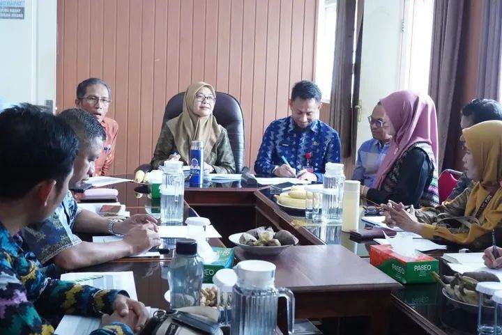 Pj Sekda Kota Bima Mariamah membahas penyusunan Laporan Keuangan Badan LK BLUD bersama RSUD dan seluruh puskesmas se-Kota Bima, Jumat (17/10).