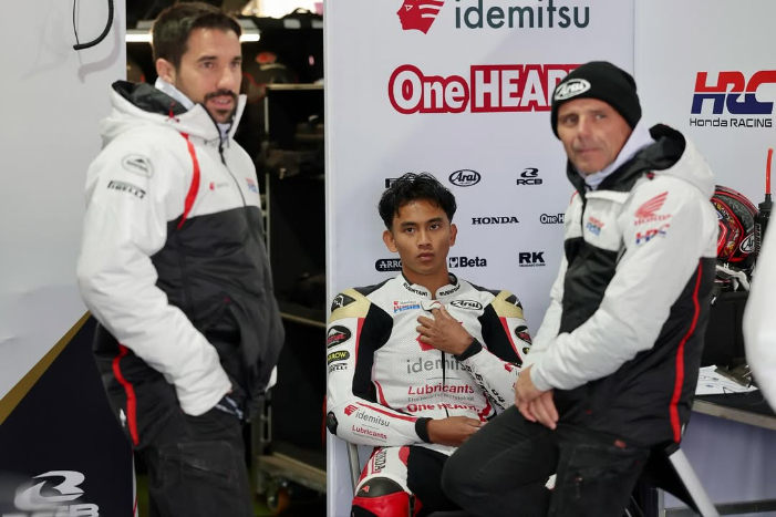 Pembalap Indonesia Mario Suryo Aji (Idemitsu Honda Team Asia)  dijatuhi penalti turun tiga posisi start.