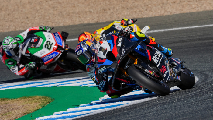 Nicolo Bulega menang di Race 1 Jerez dan menunda gelar Toprak Razgatlioglu. Perebutan juara WorldSBK 2025 berlanjut hingga hari terakhir.