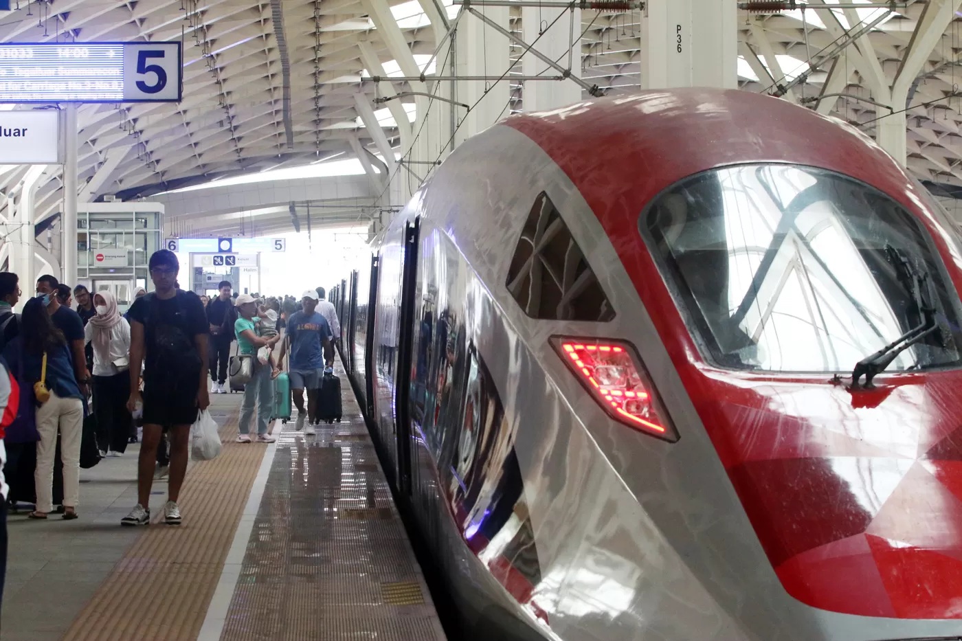 Kereta Cepat Whoosh tiba di Stasiun Halim, Jakarta. (FOTO: JAWAPOS)