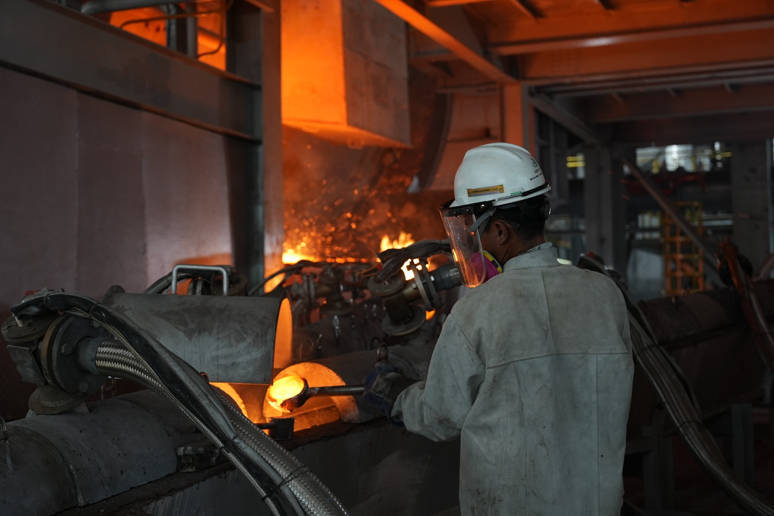 Pekerja Smelter AMMAN saat memantau langsung proses peleburan hingga pencetakan logam di fasilitas pengolahan mineral.