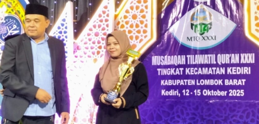 Guru MAN Lobar Aflahul Mawa meraih juara 1 Qiroat Mujawwad Dewasa Putri dalam ajang MTQ ke-XXXI Kecamatan Kediri 2025.