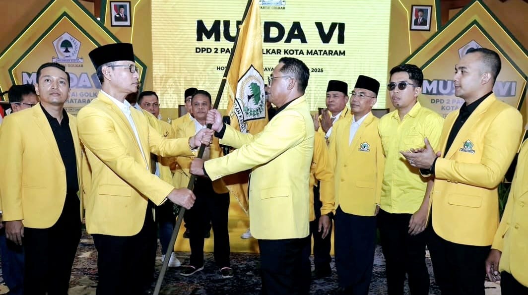 Ketua DPD I Golkar NTB Mohan Roliskana  didampingi Sekretaris DPD I Firadz Pariska menyerahkan pataka bendera Partai Golkar ke Ketua DPD II Golkar Kota Mataram terpilih Rino Rinaldi, kemarin (19/10).