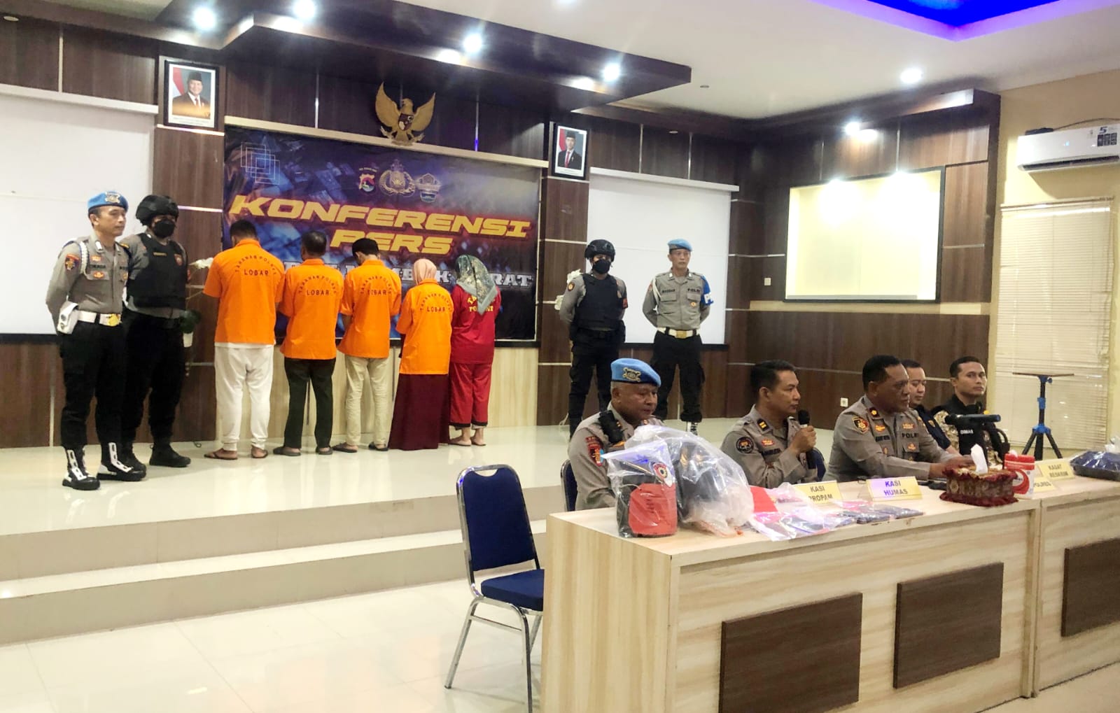 BERI PENJELASAN: Polres Lombok Barat saat menggelar konferensi pers terkait pengungkapan kasus Brigadir Esco, Kamis (17/10).