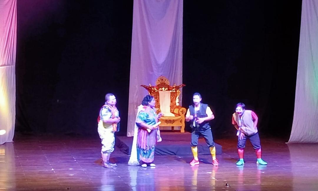 Hikayat Gajah Duduk merupakan karya Imtihan Taufan, sutradara Syahirul Alim dan diproduksi oleh Teater Kamar Indonesia.
