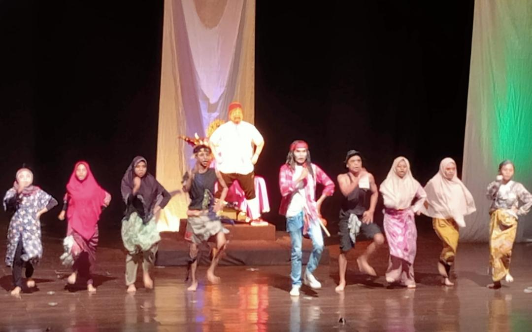 Pertunjukan teater Hikayat Gajah Duduk akan dimainkan pada tanggal 18-21 Oktober 2025, di Gedung Teater Tertutup Taman Budaya NTB, Pukul 20.00 wita.