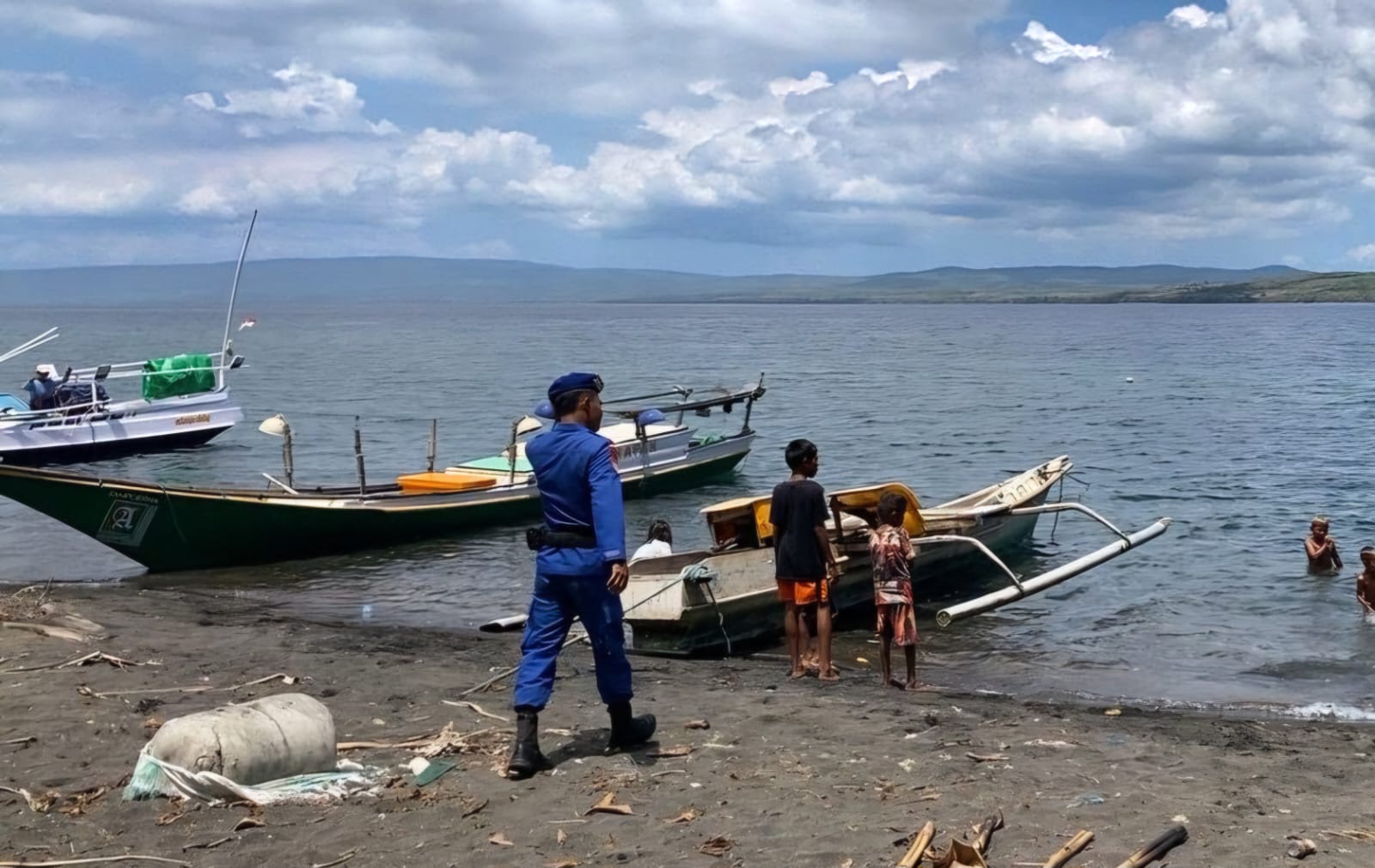 Personel Polairud Polda NTB berpatroli di Pantai Karombo, Dompu, Minggu (19/10).