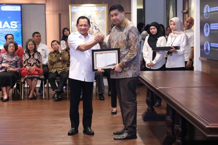 Menteri Dalam Negeri (Mendagri) Muhammad Tito Karnavian menerima penghargaan pada peringatan Hari Perumahan Nasional (Hapernas) 2025 di Ruang Menteri PKP, Wisma Mandiri, Jakarta, Senin (25/8).