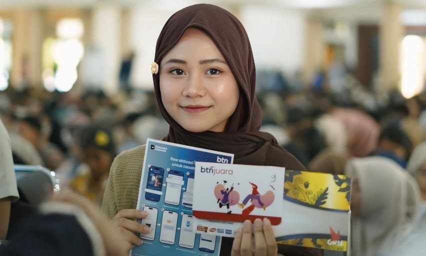 Mahasiswi Unram menunjukkan buku tabungan beasiswa KIP Kuliah di Auditorium M. Yusuf Abu Bakar, Sabtu lalu (18/10). 1.447 mahasiswa Unram terima beasiswa KIP-K 2025.