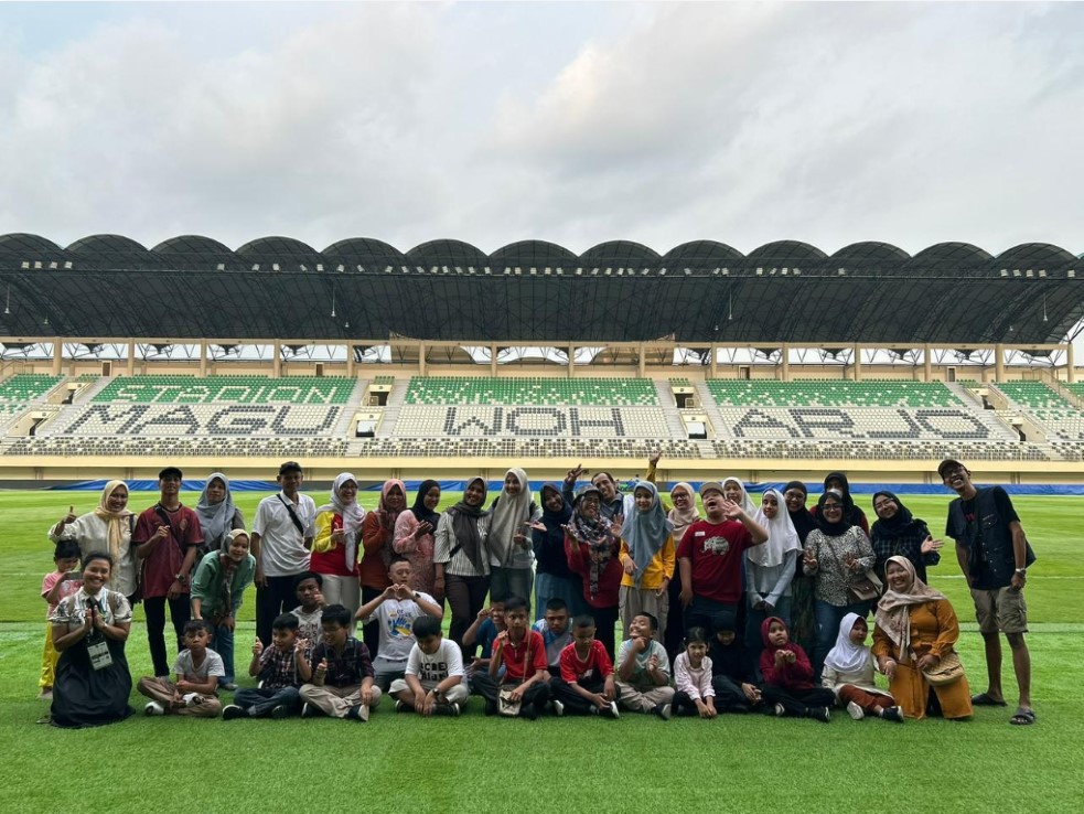 BISA JADI CONTOH: Anak-anak difabel, para orang tua, dan para pendamping dari Komunitas Sadar Belajar di Stadion Maguwoharjo, Sleman.