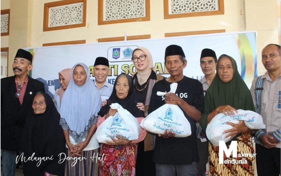 SERAHKAN: Ketua Umum LKKS NTB Sinta Agathia menyerahkan langsung bantuan berupa paket sembako kepada masyarakat Desa Pijot.