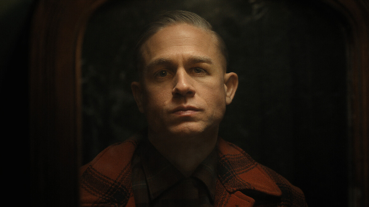 Sutradara dan charlie hunnam bongkar monster sebenarnya di serial monster: the ed gein story