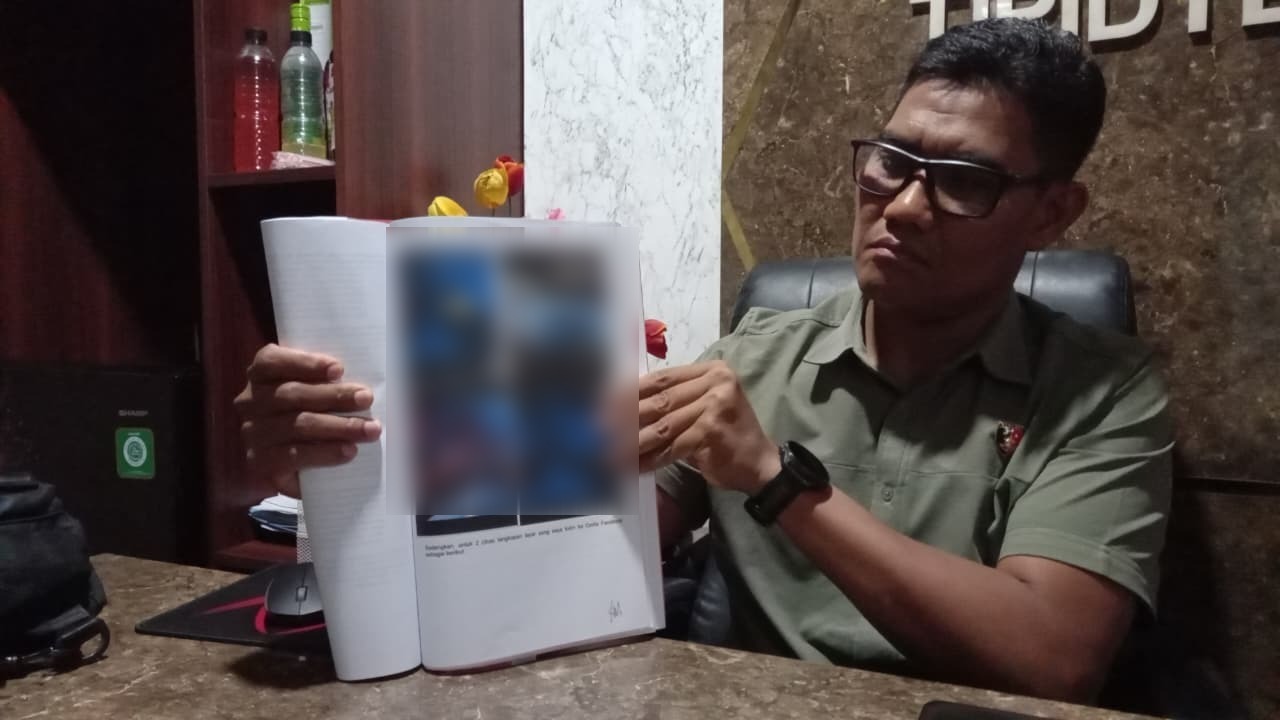 TUNJUKKAN BUKTI: Kanit Tipidter Polresta Mataram Ipda Imamul Akhyar memperlihatkan bukti foto yang disebar AG di media sosial, akhir pekan lalu.&nbsp;