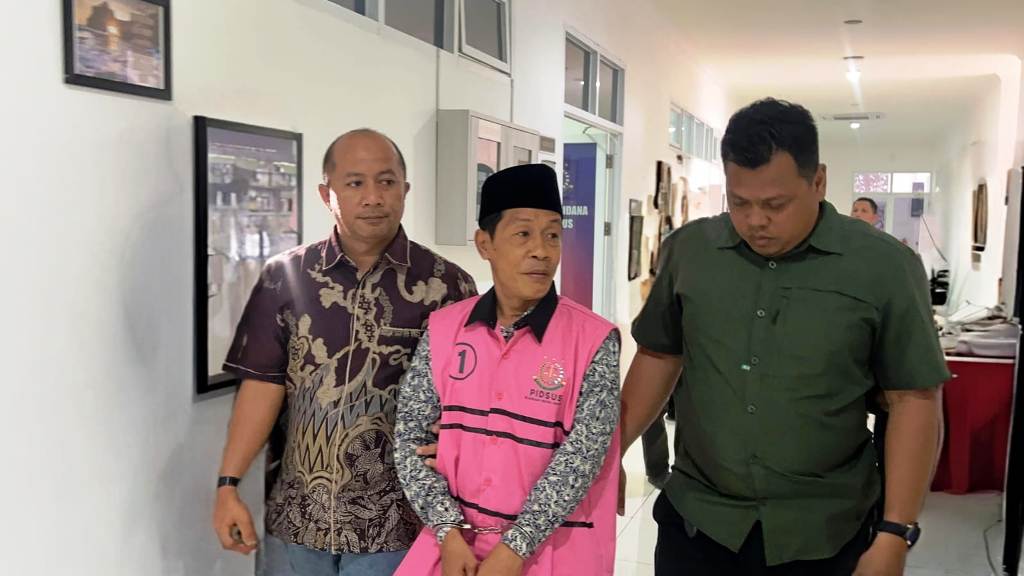 DITAHAN: Tersangka korupsi penjualan aset Pemkab Lobar berinisial AAP digiring jaksa saat hendak ditahan jaksa, Jumat (26/9) lalu.&nbsp;