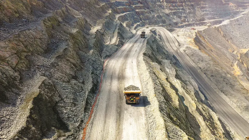 OPERASIONAL: Truk-truk besar yang mengangkut bijih mineral hasil penambangan dari lokasi penggalian ke fasilitas pemrosesan, milik PT AMNT.