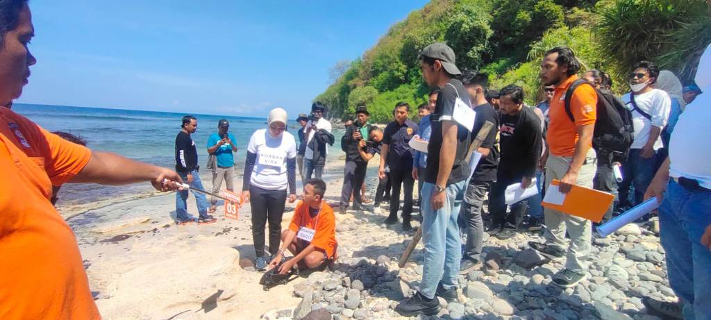 REKONSTRUKSI: Tersangka Radiet memperagakan cara saat dirinya bersama korban saat rekonstruksi kasus pembunuhan mahasiswi di Pantai Nipah, Lombok Utara, beberapa waktu lalu.