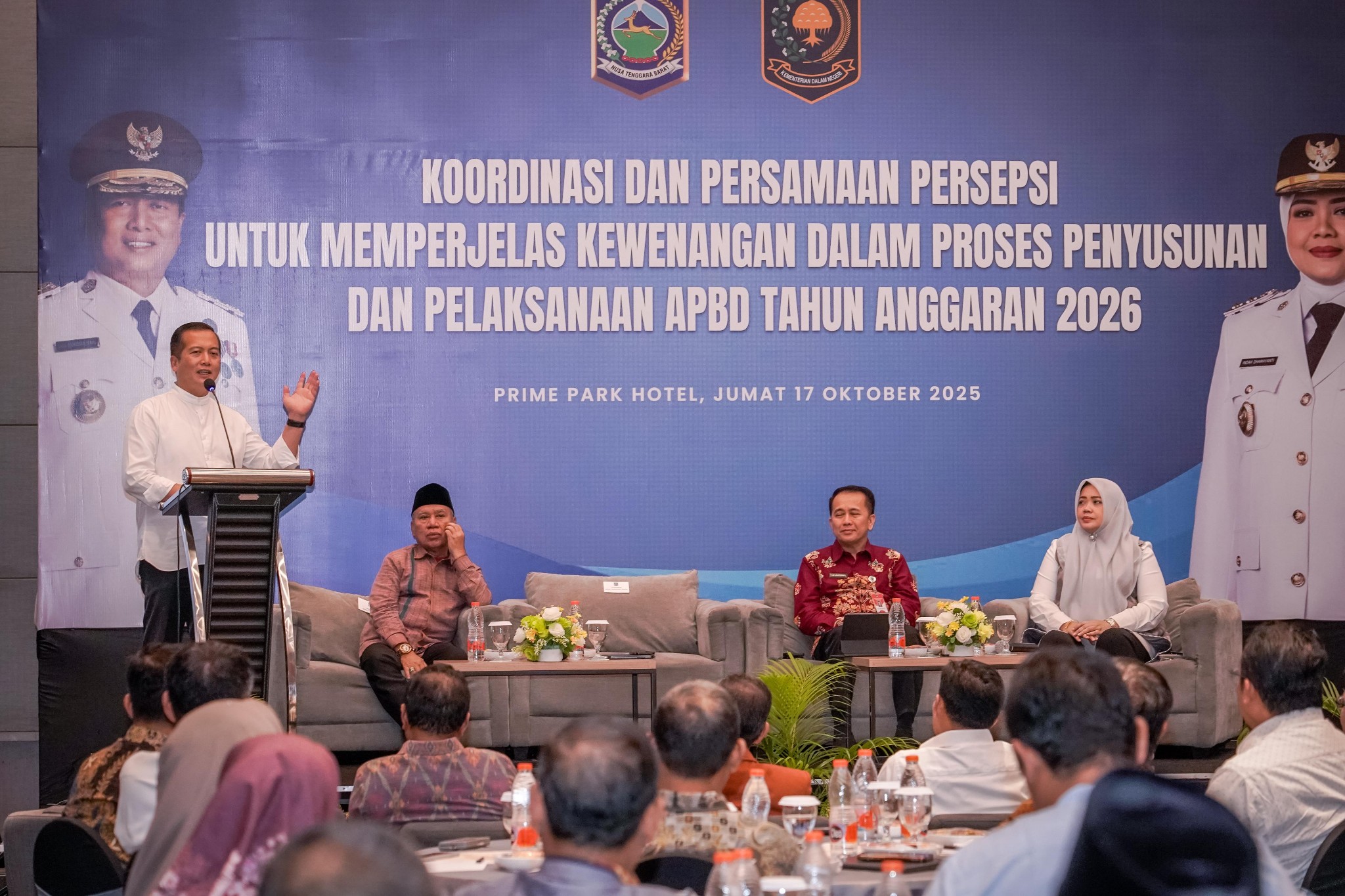 Gubernur NTB Lalu Muhamad Iqbal (kiri), saat memberikan sambutan di Rakor dan Persamaan Persepsi  kewenangan dalam proses penyusunan dan pelaksanaan APBD Tahun Anggaran 2026, Jumat malam (17/10).