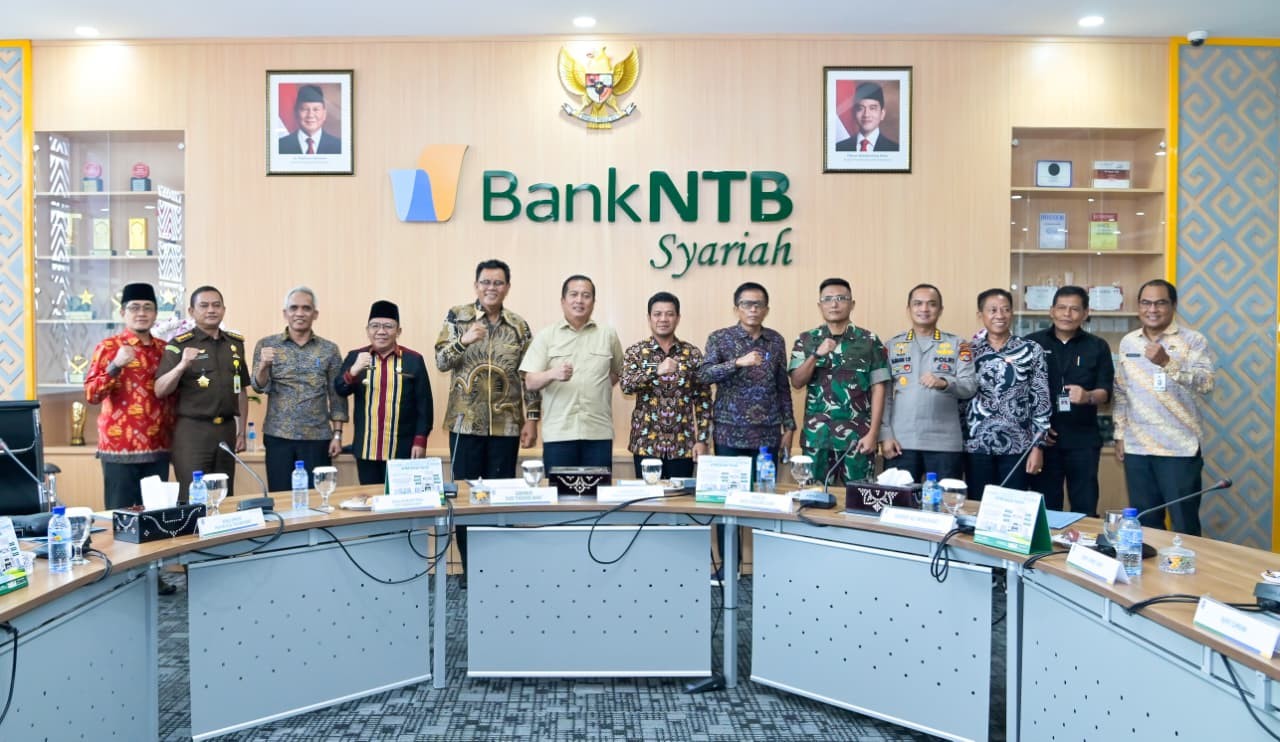 Gubernur NTB Lalu Muhamad Iqbal (enam dari kiri) berfoto bersama dengan pihak terkait saat Rakor Satgas Percepatan Investasi NTB, Kamis (16/10).